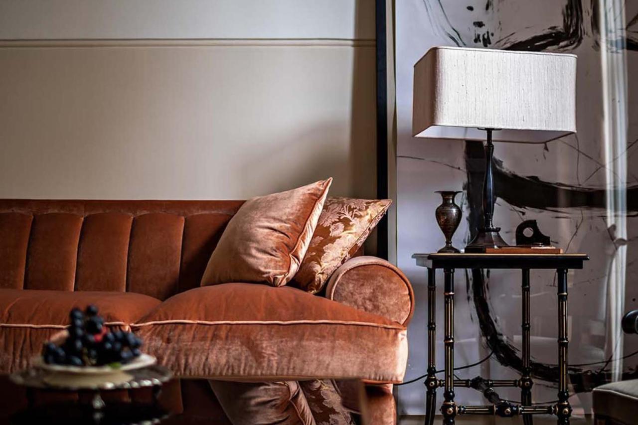 Nomad London Otel Dış mekan fotoğraf A velvet sofa