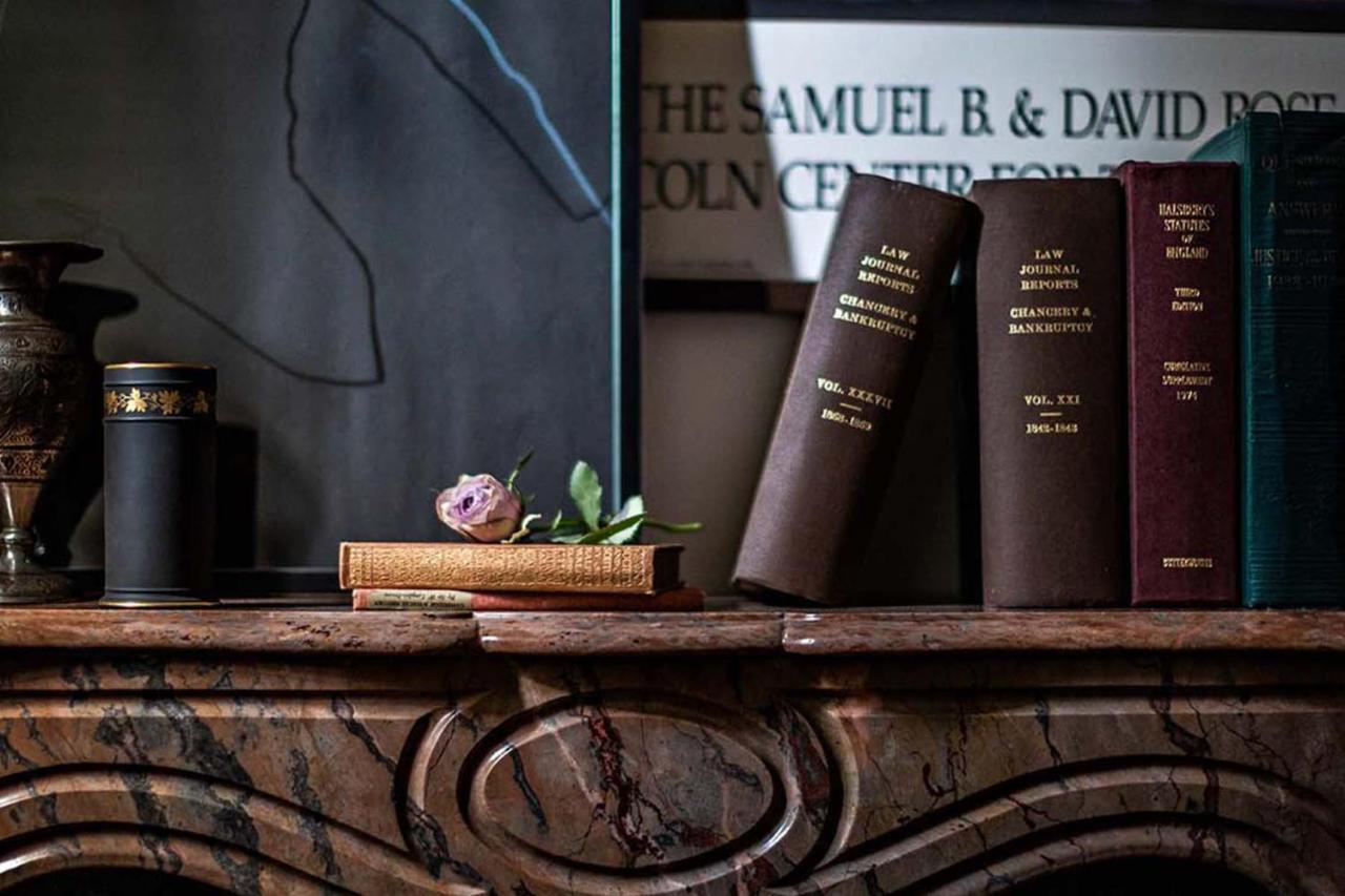 Nomad London Otel Dış mekan fotoğraf Books on a fireplace mantel