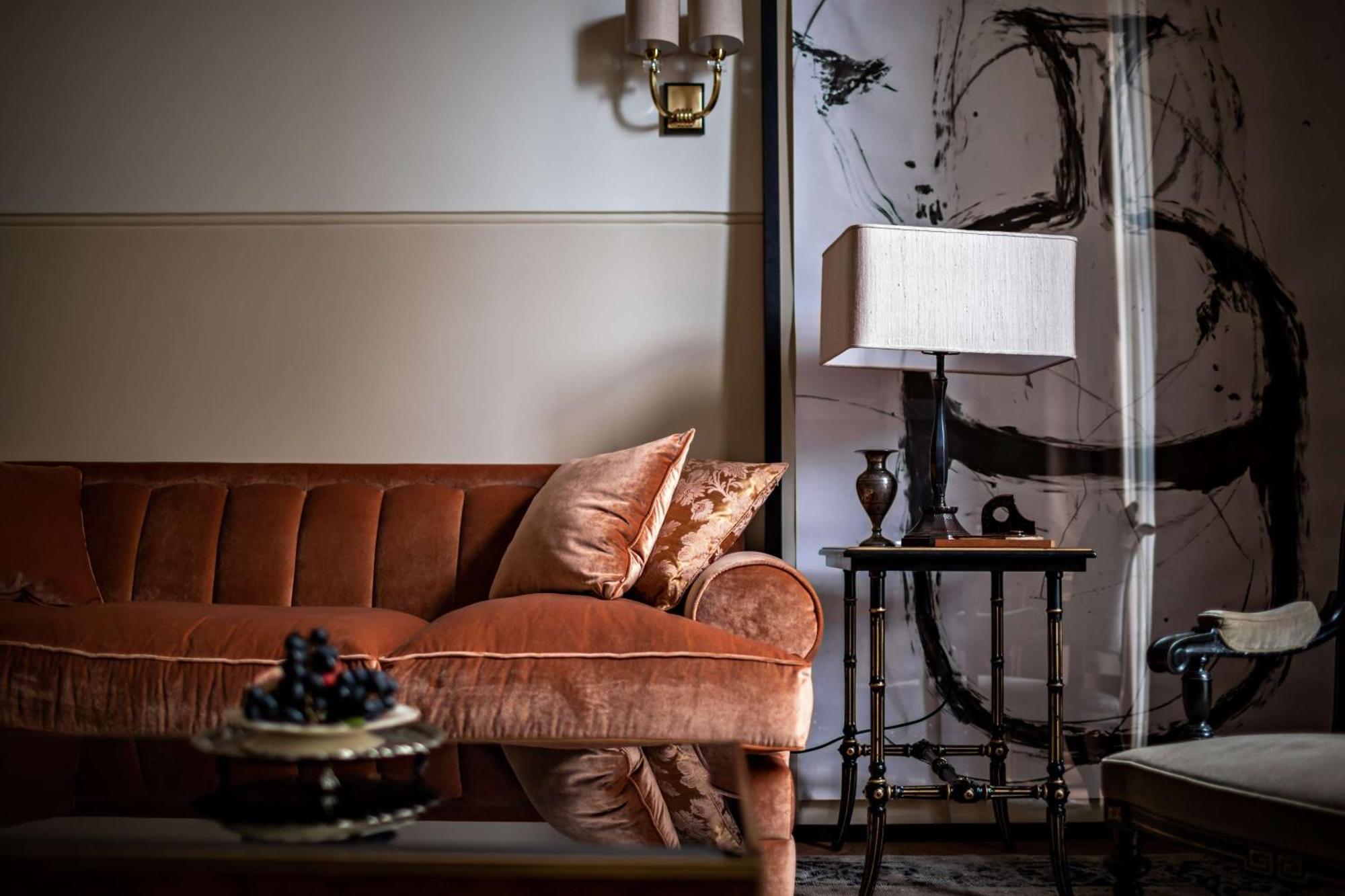 Nomad London Otel Dış mekan fotoğraf A velvet sofa