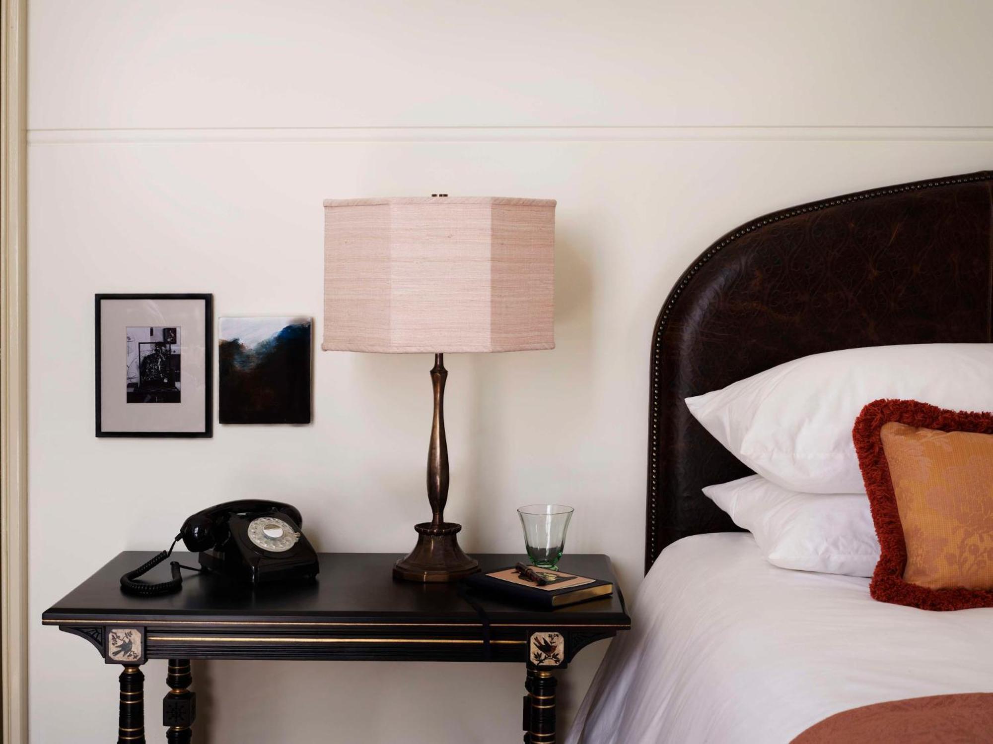 Nomad London Otel Dış mekan fotoğraf A bedside table