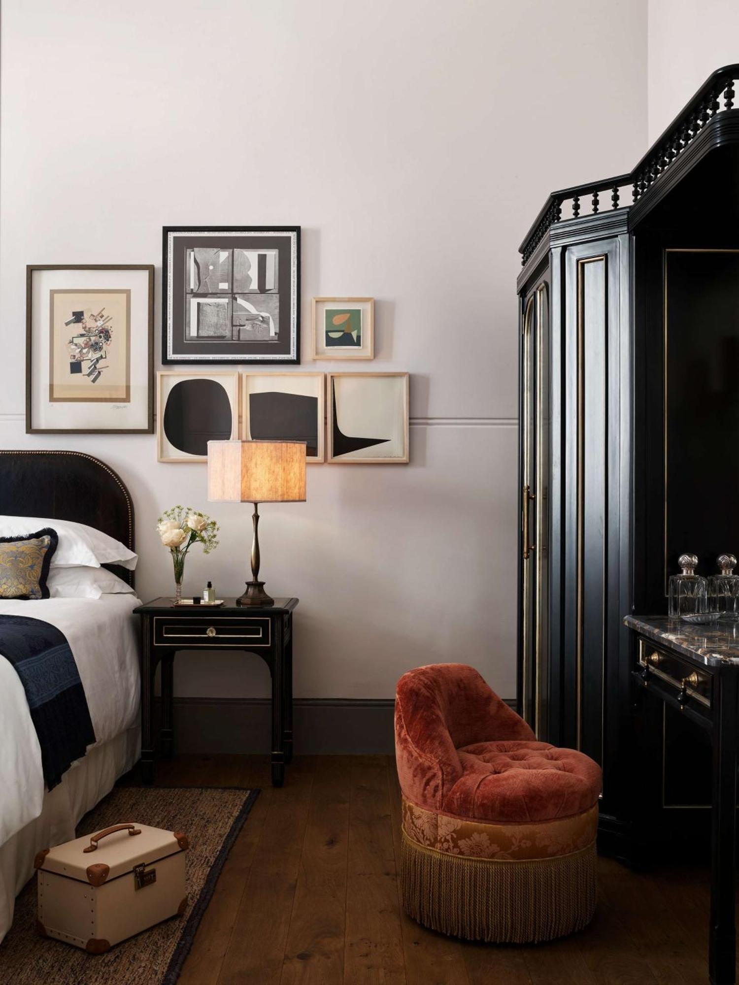 Nomad London Otel Dış mekan fotoğraf A bedroom at The Ivy Hotel
