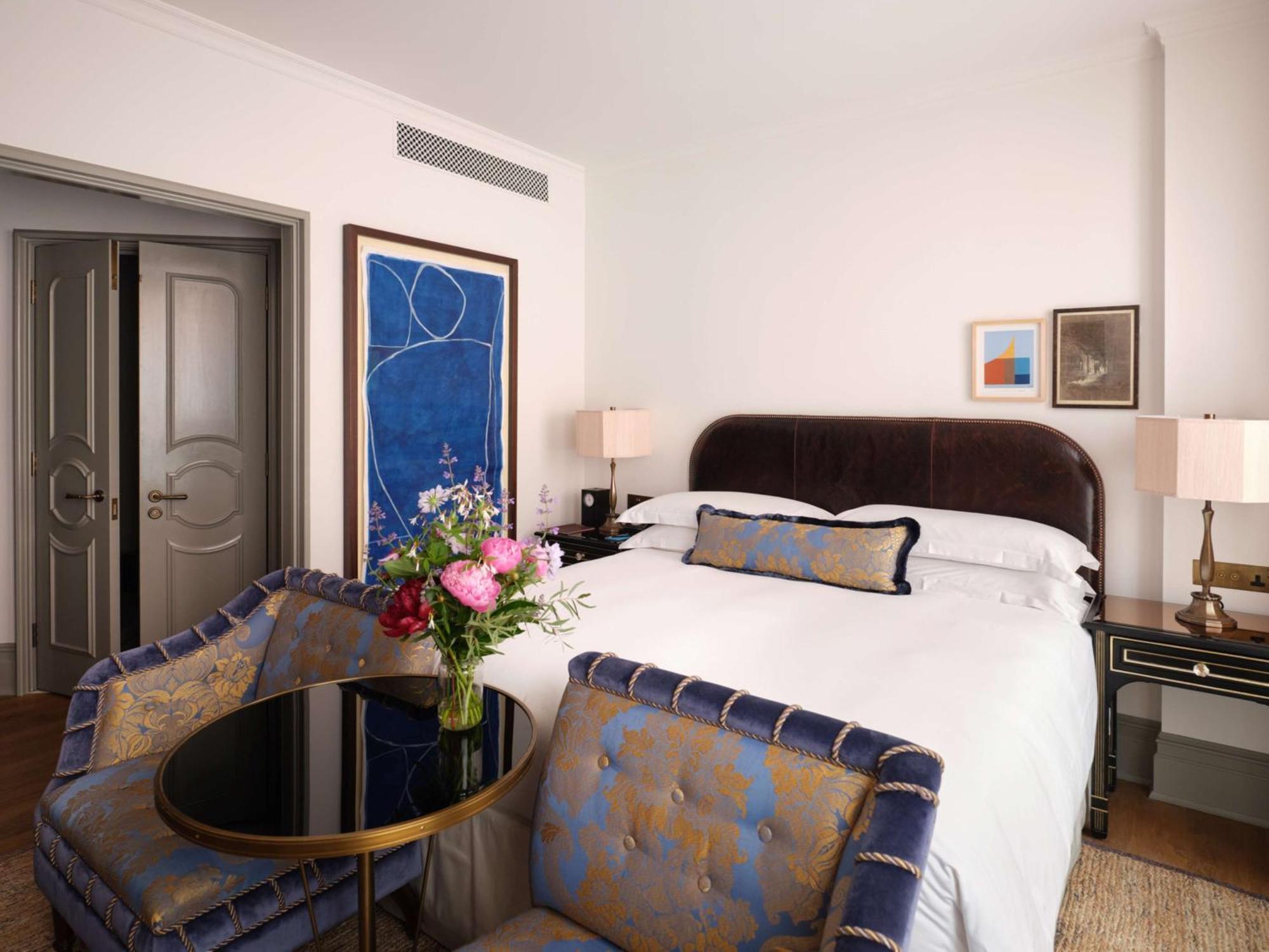 Nomad London Otel Dış mekan fotoğraf A bedroom at the Four Seasons Hotel